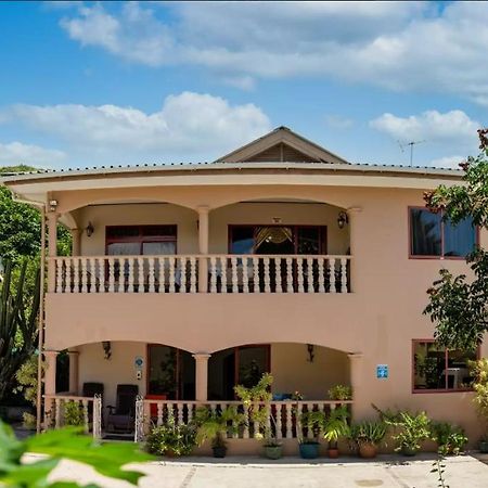 شقة Chez Benoit Self Catering فيكتوريا المظهر الخارجي الصورة