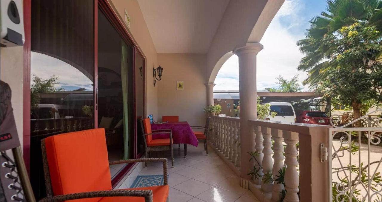 شقة Chez Benoit Self Catering فيكتوريا المظهر الخارجي الصورة