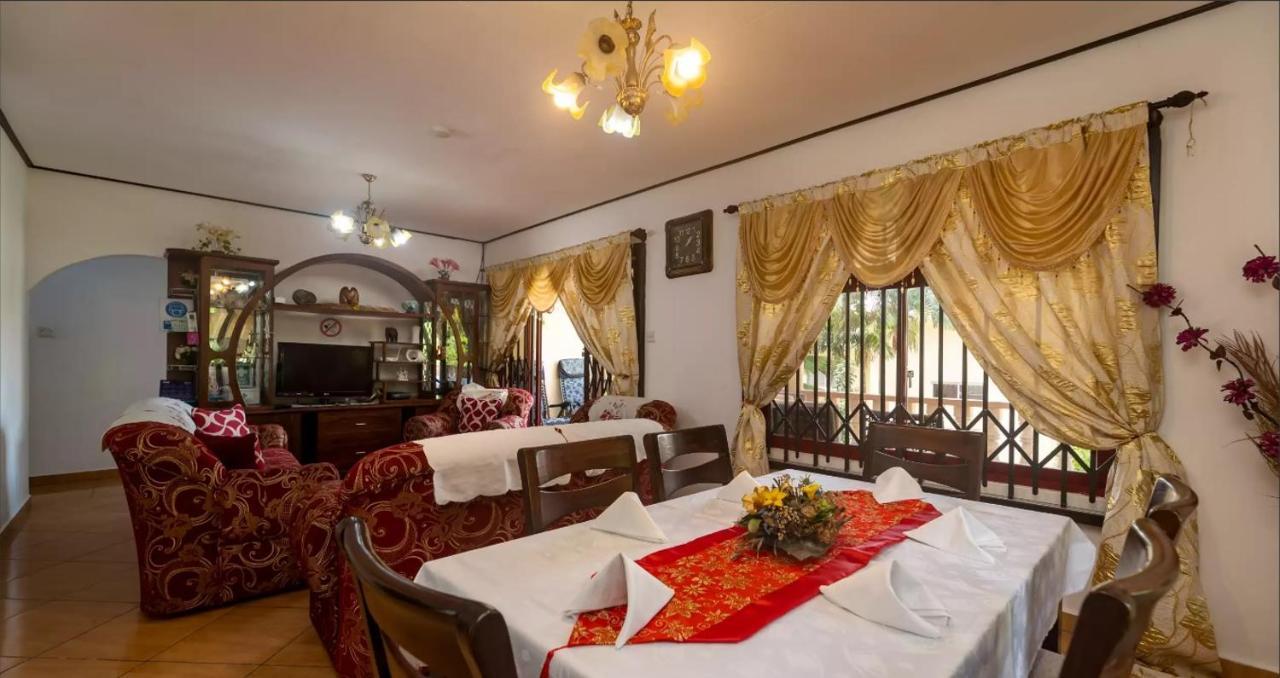 شقة Chez Benoit Self Catering فيكتوريا المظهر الخارجي الصورة